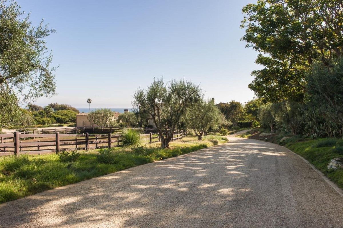 Terreno exterior de la mansión.