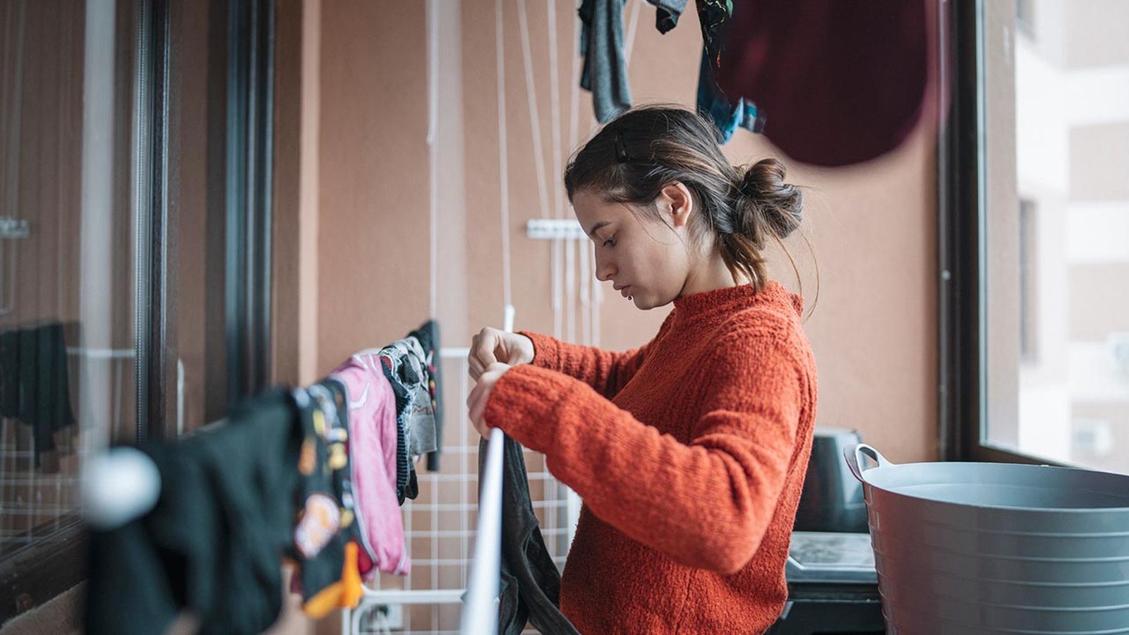 es malo secar la ropa dentro de casa razones para no hacerlo