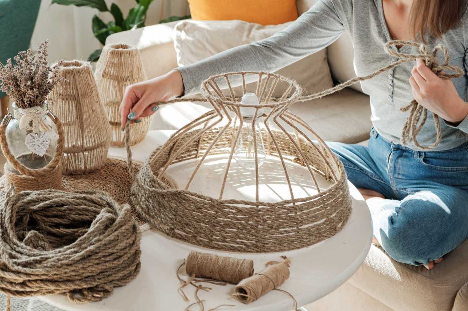 Personalizar la pantalla de una lámpara con cuerda.