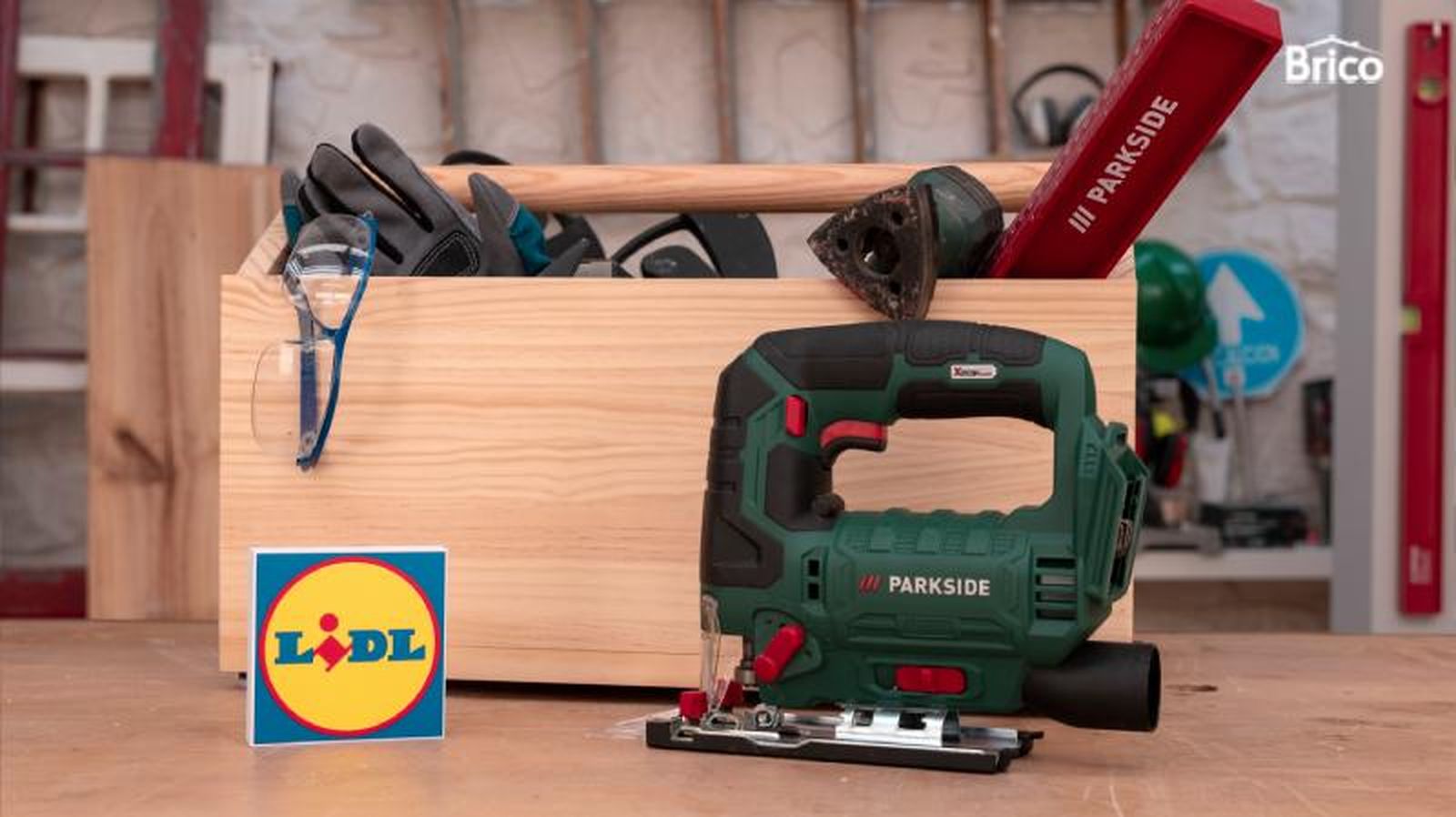Caja de madera con herramientas