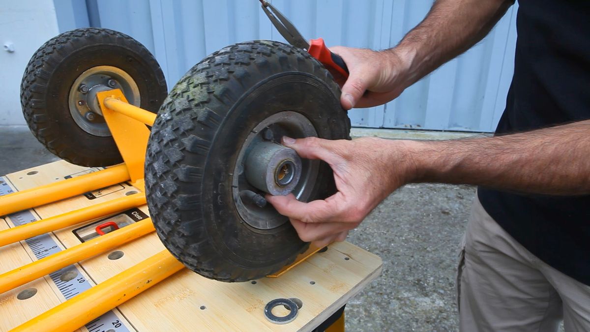 Cambiar ruedas a carretilla de mano de almacén paso 3