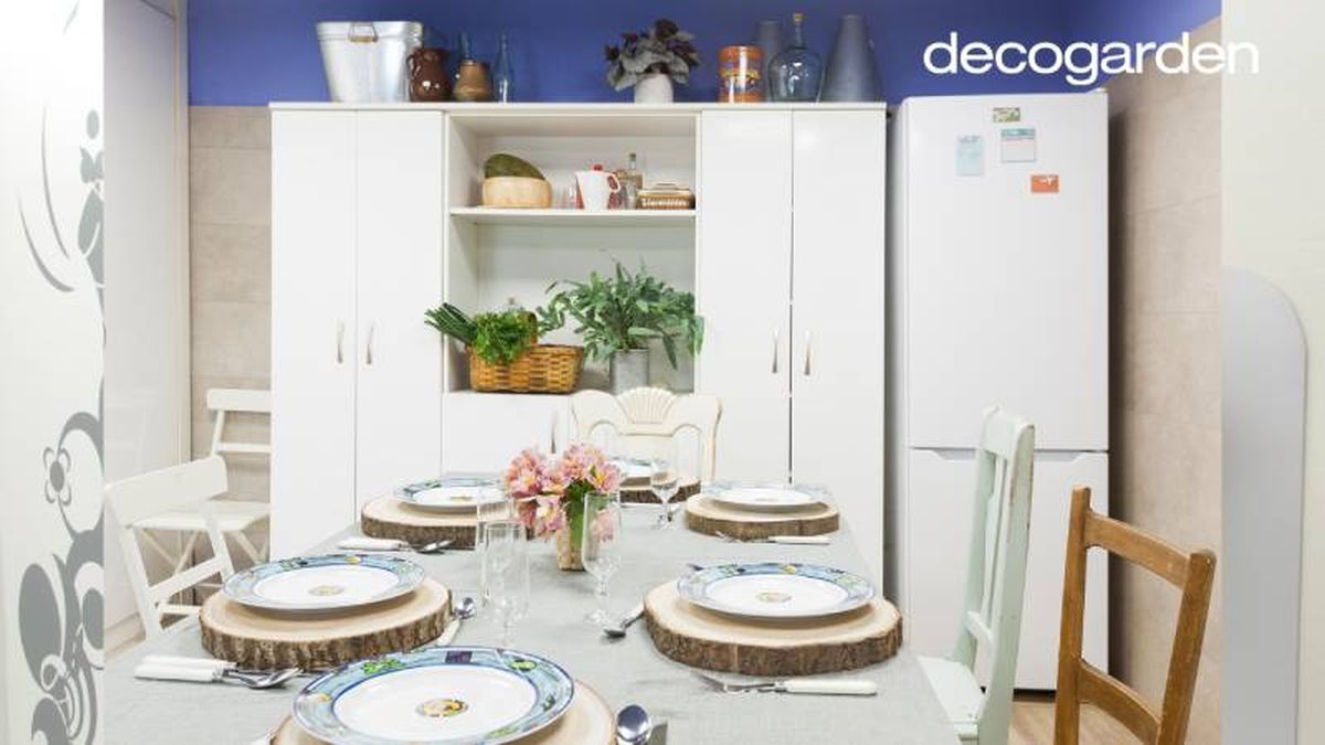 Cocina rústica con estantería integrada en el mueble.