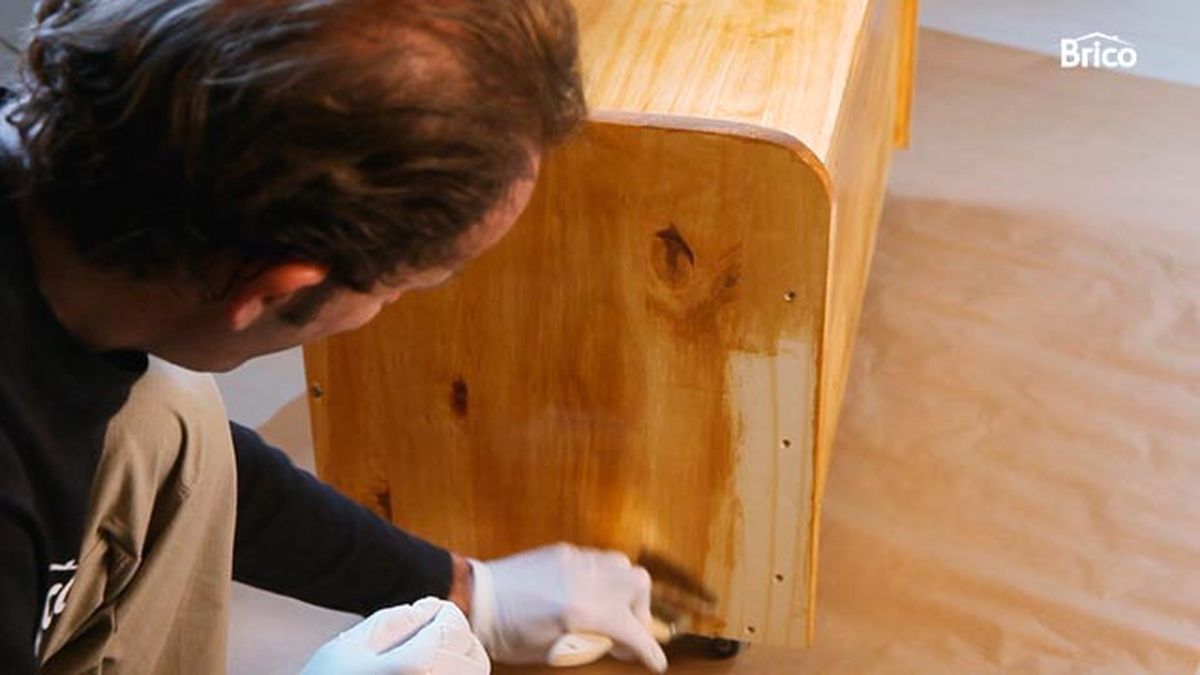Barnizar baúl de madera paso 6