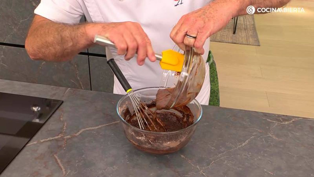 Mezcla los ingredientes del volcán de chocolate con una varilla manual hasta que queden integrados