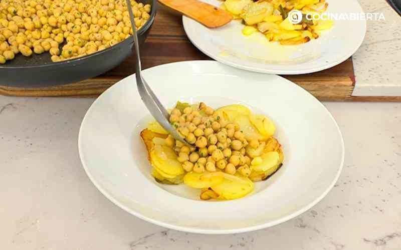 Sirve los garbanzos a lo pobre
