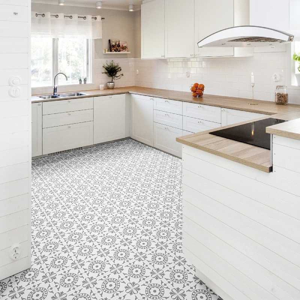 Cocina con suelo vinílico con estampado de mosaicos.