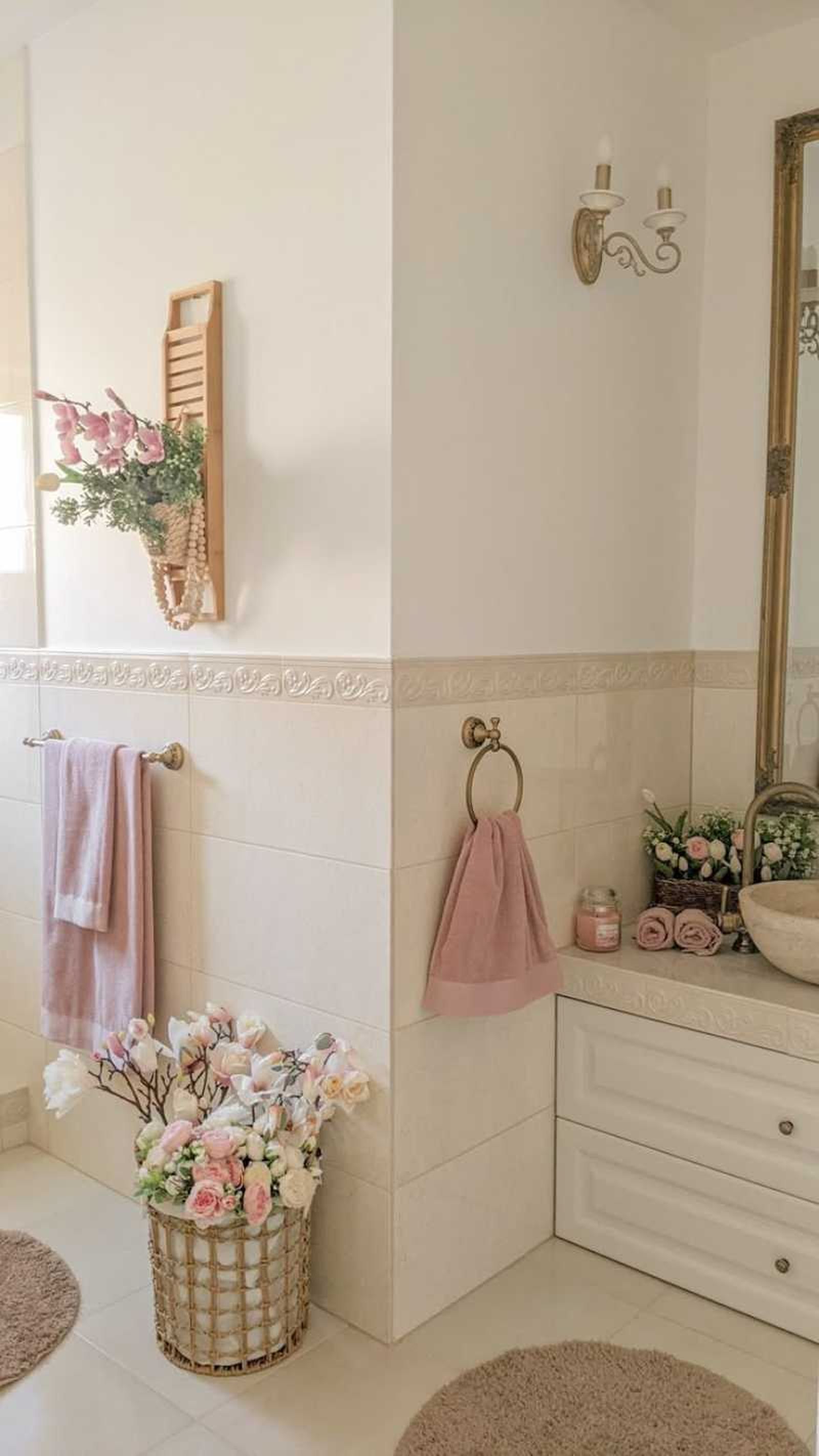 Baño con decoración cottage.