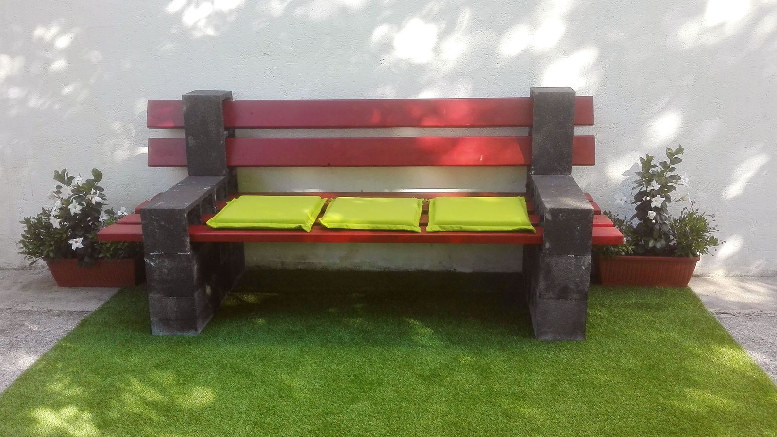 Cómo hacer un banco de hormigón y tableros de pino