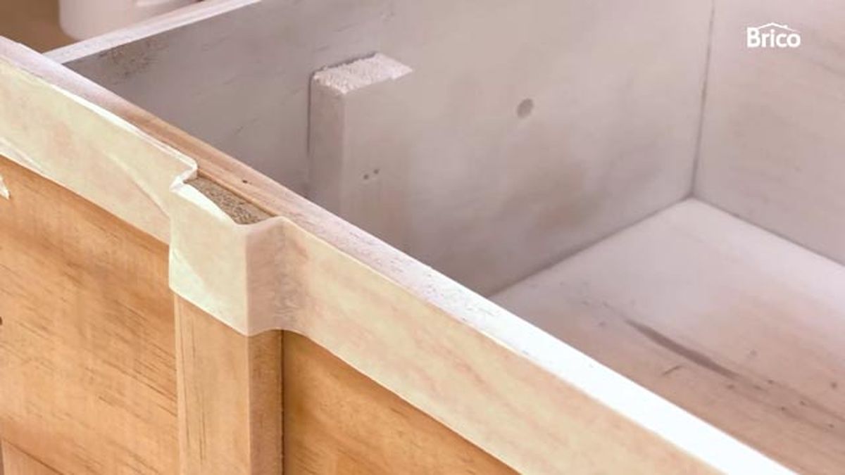 Cómo hacer una estantería con una caja de madera paso 10