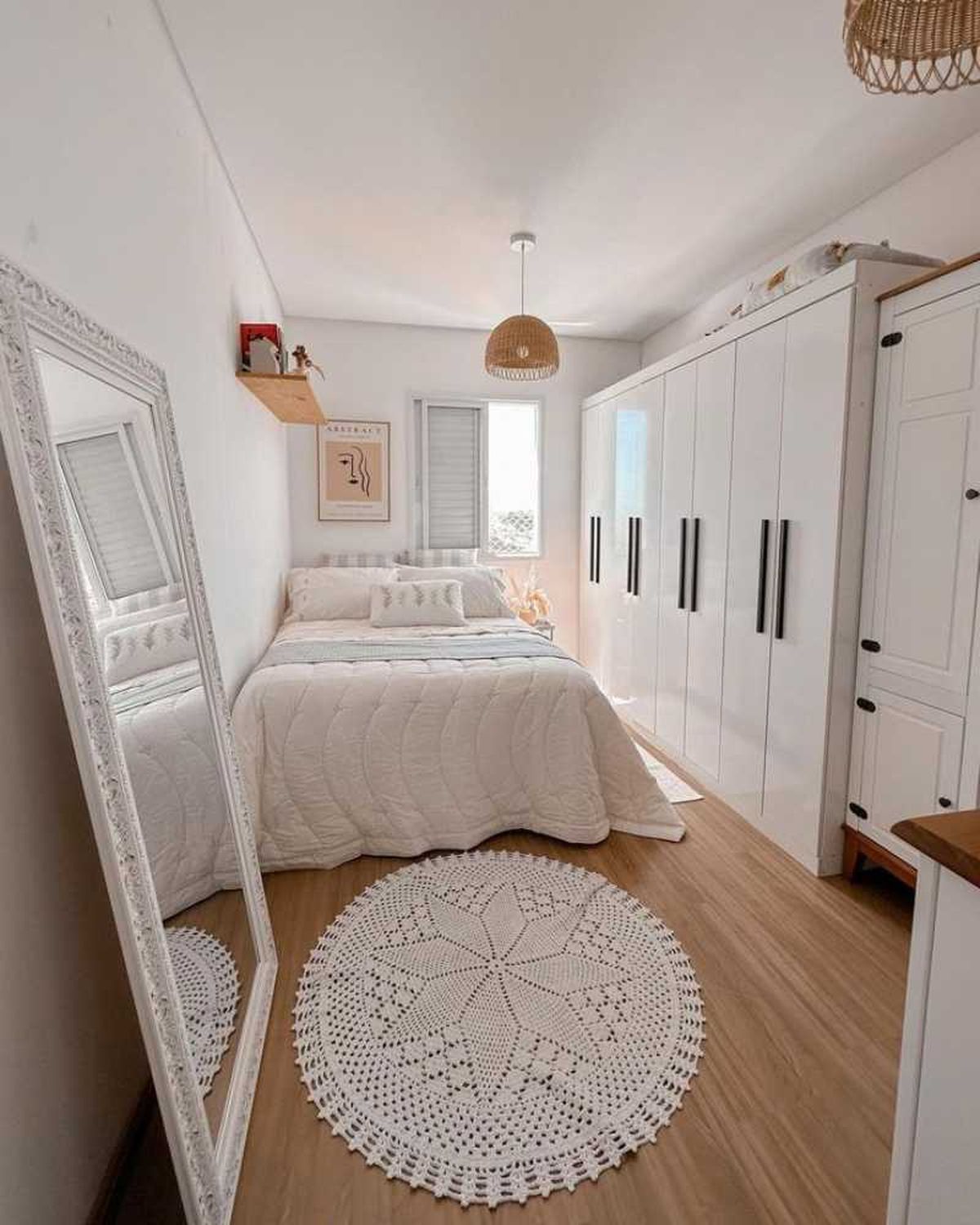 Dormitorio pequeño con decoración natural y espejo.