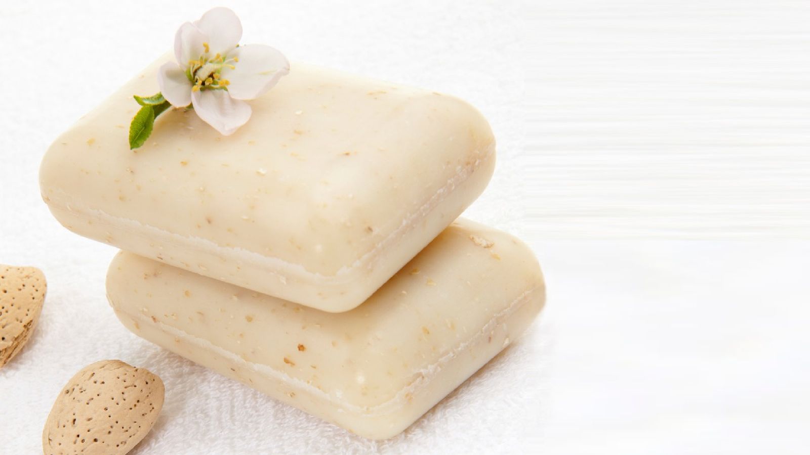 Jabón natural con aceites esenciales de almendra