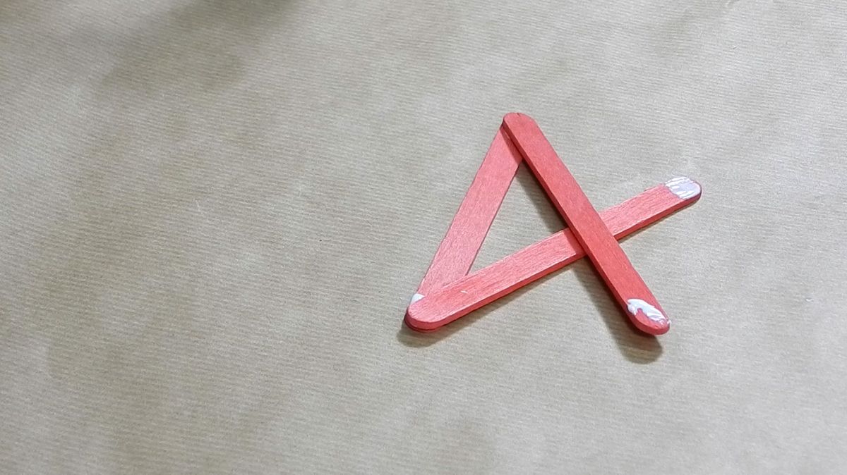 Cómo hacer estrellas con palos de helado paso 1