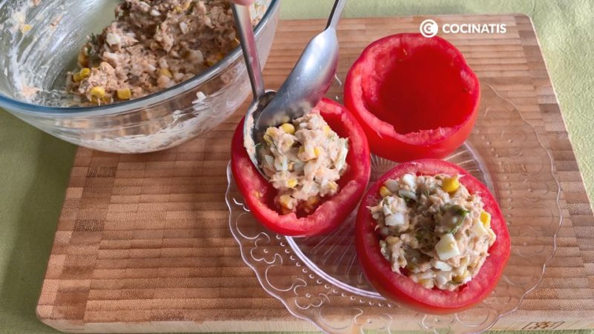 Rellenamos los tomates con el atún