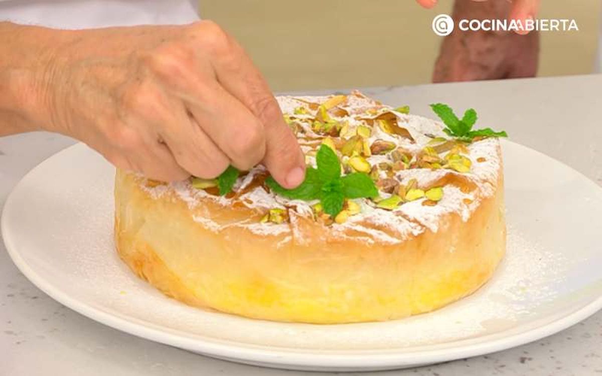 Decora la bougatsa con miel, pistachos y una hoja de menta