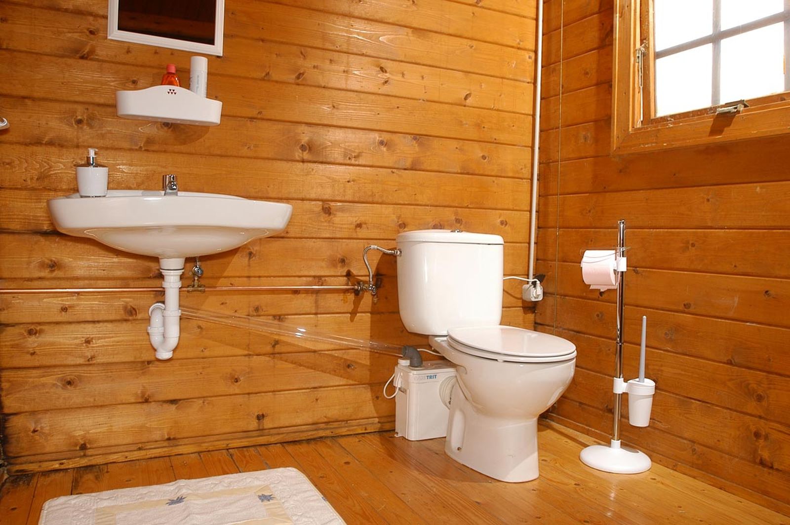 Instalar inodoro y lavabo en caseta de madera