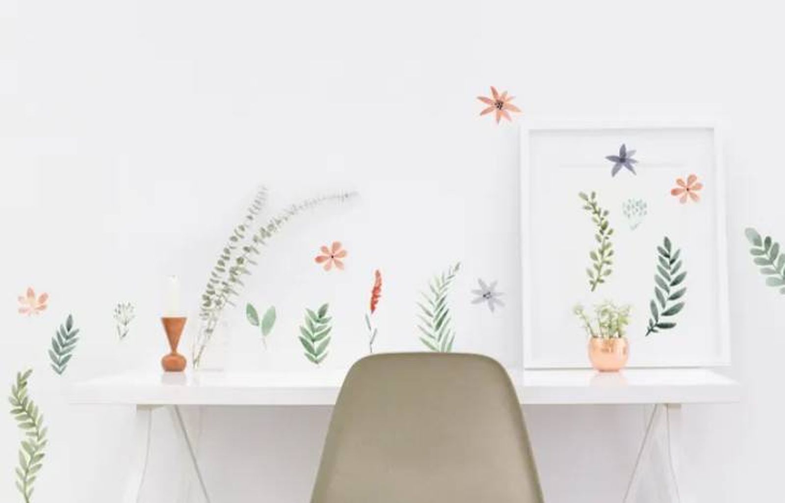 Cuadro apoyado y pared con vinilo de flores.