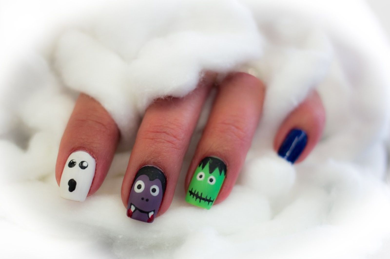Uñas divertidas para Halloween con  fantasmas, vampiros y monstruos