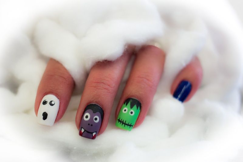 Uñas divertidas para Halloween con  fantasmas, vampiros y monstruos