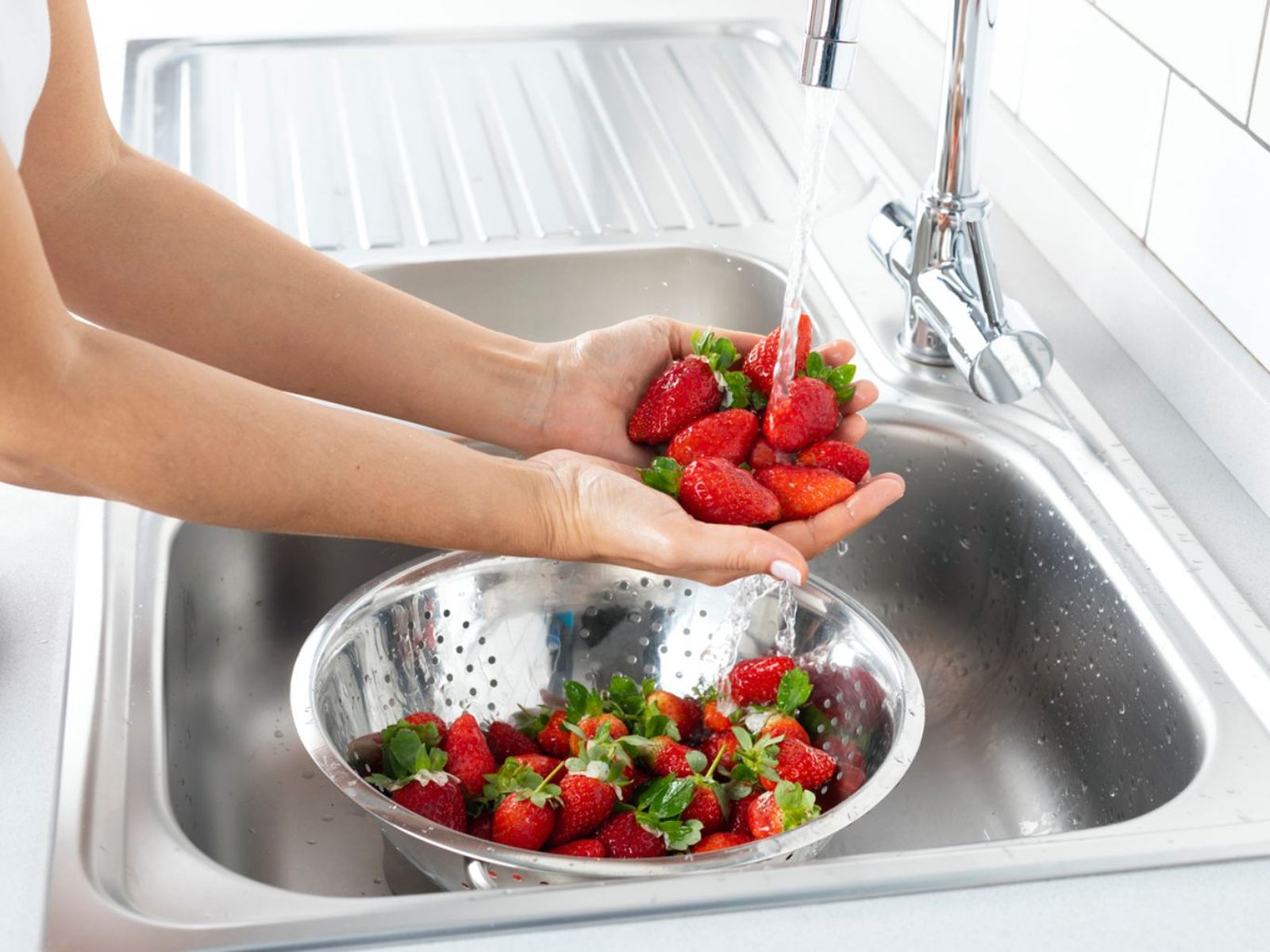 Puedes reutilizar el agua de enjuagar frutas y verduras para regar tus plantas.