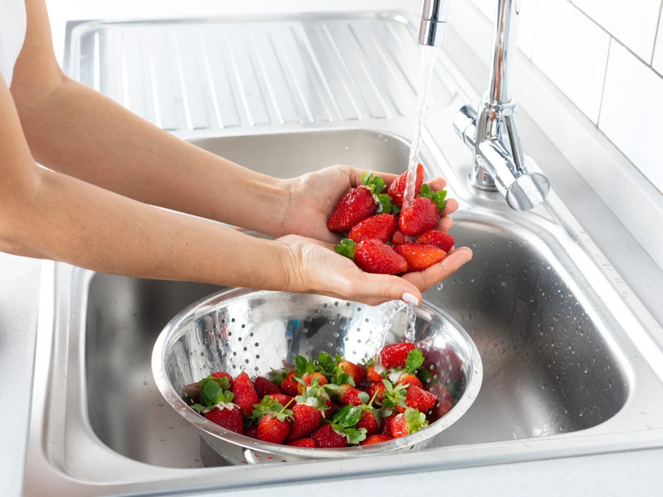 Puedes reutilizar el agua de enjuagar frutas y verduras para regar tus plantas.