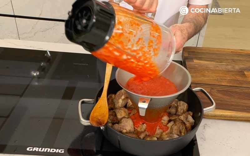Cuela la salsa roja sobre las costillas de cerdo