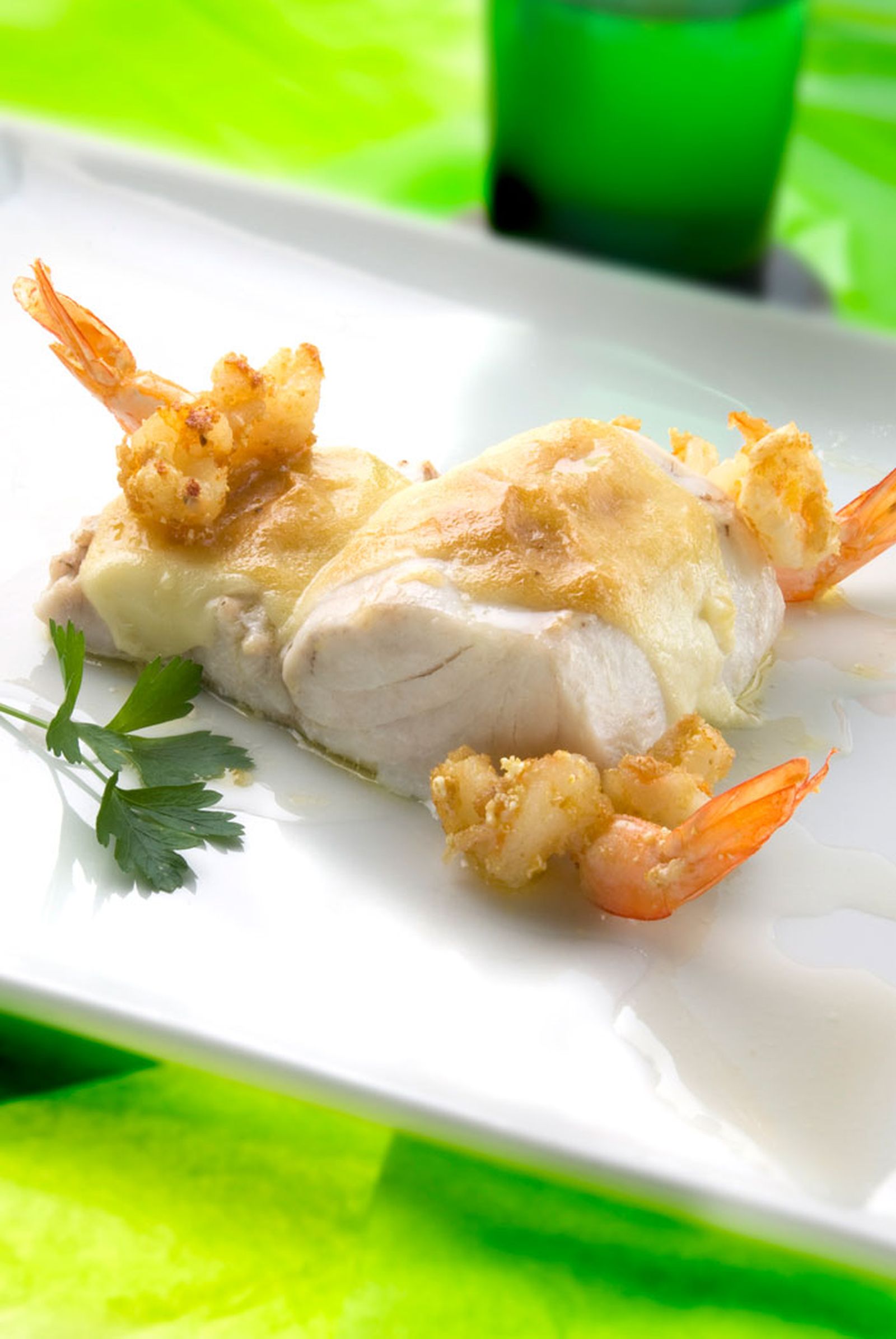 Merluza con mahonesa de ajo y langostinos