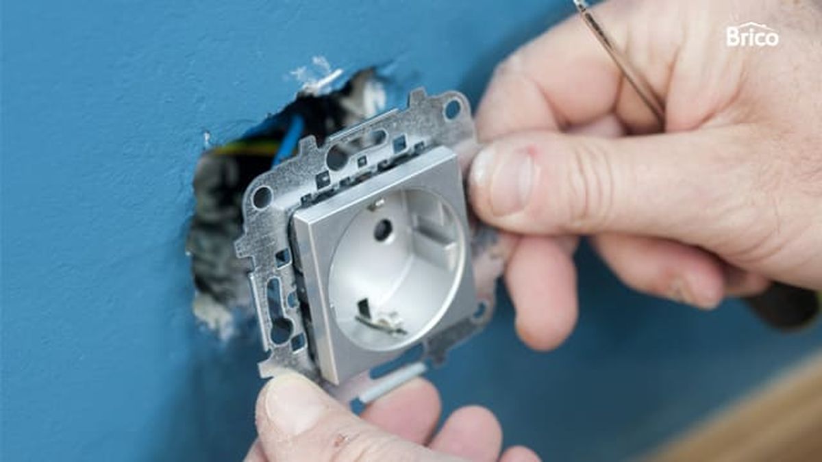 Bricomania 680 como instalar un enchufe y un aplique de pared paso14