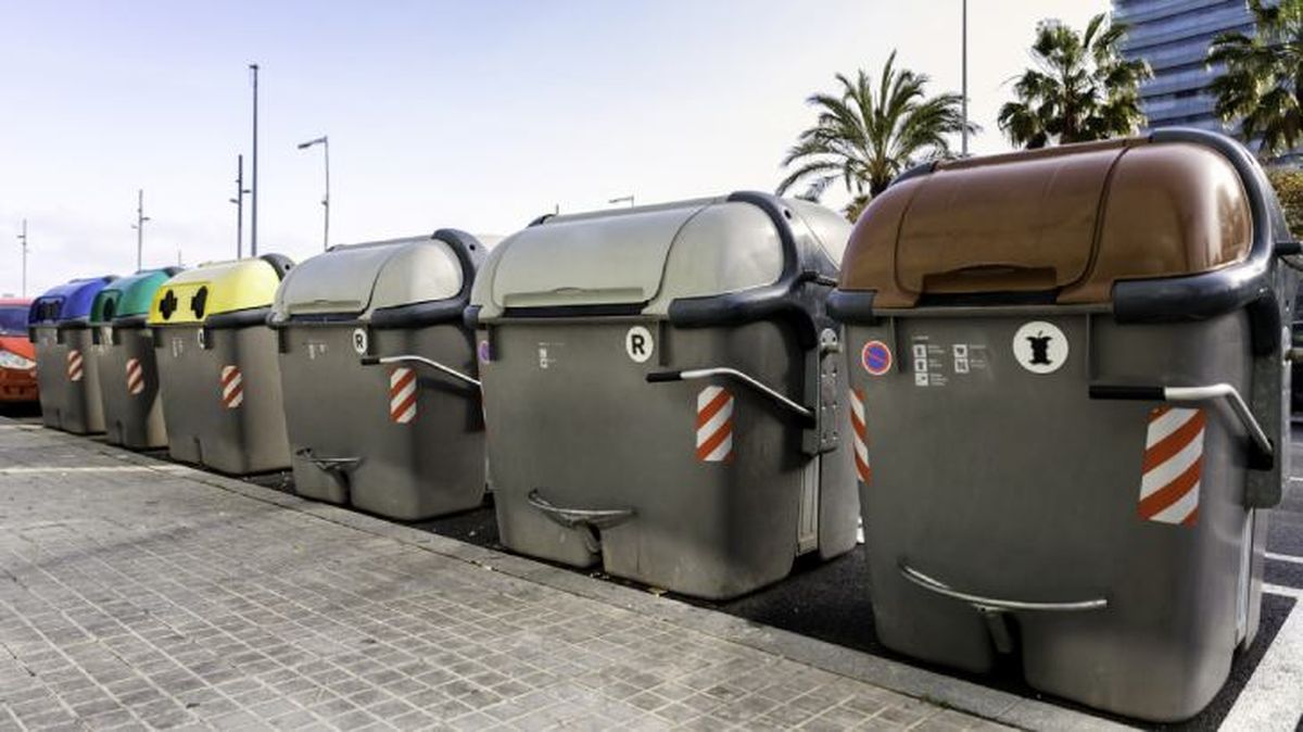 Contenedores grises a pie de calle