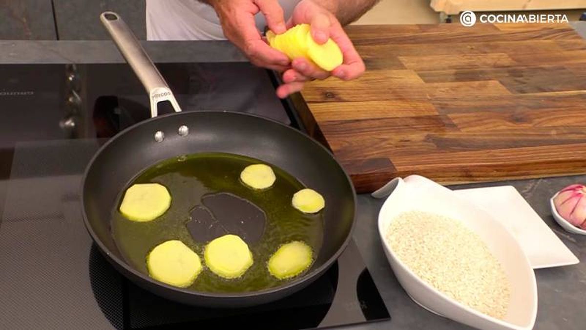 Corta las patatas finamente antes de freírlas en una  sartén