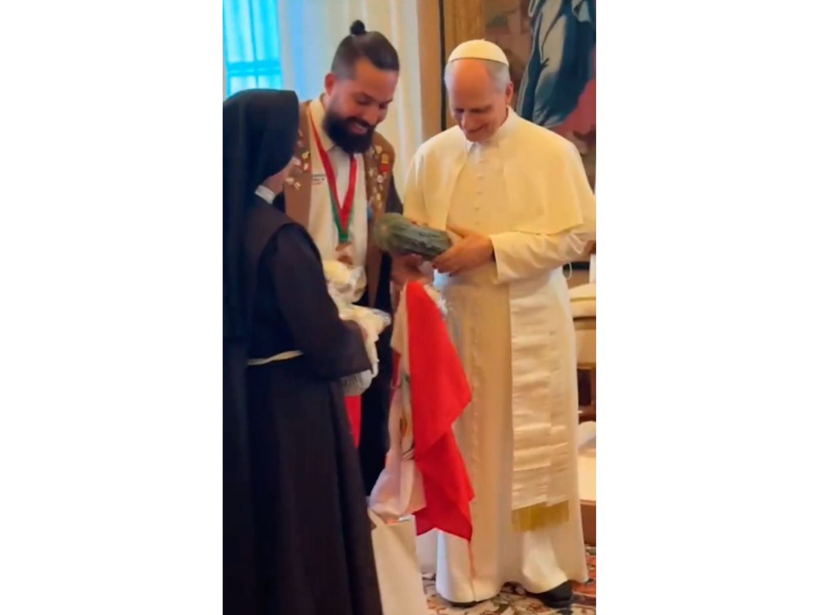 El Papa León XIV recibe un zapallo loche en el Vaticano de una delegación peruana