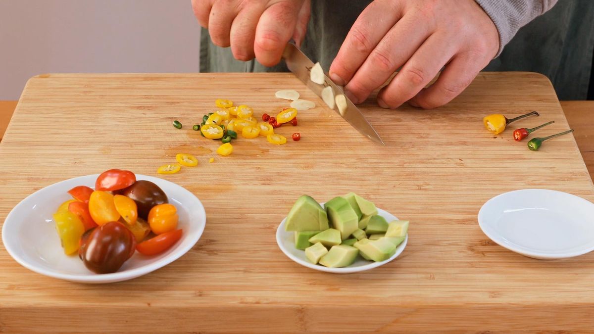 Ensalada templada de gulas y gambas con vinagreta de granada   paso 1