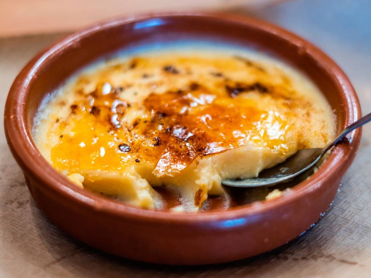 La crema catalana es el postre típico en San José y Día del Padre