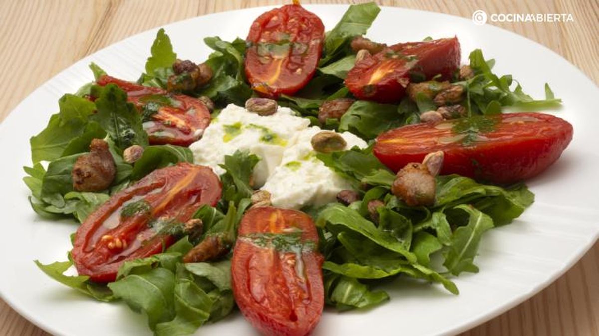 Ensalada de rúcula, burrata y tomates asados