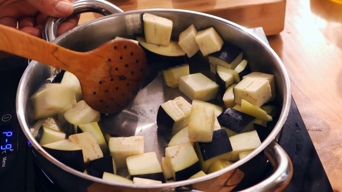 Saltear la berenjena en aceite de oliva resalta su sabor y textura