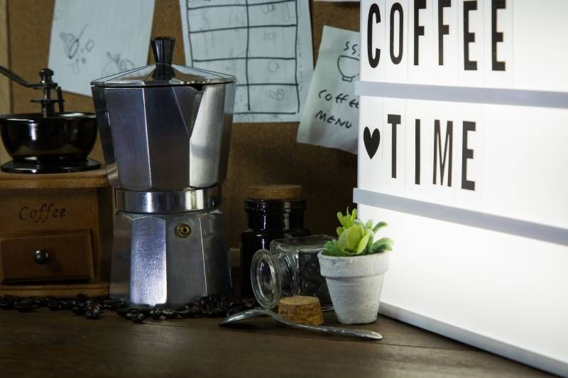 Rincón de café en casa con cafetera italiana.