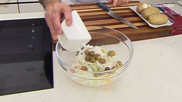 KARL7100 Ensalada malaguena patata bacalao naranja paso 3