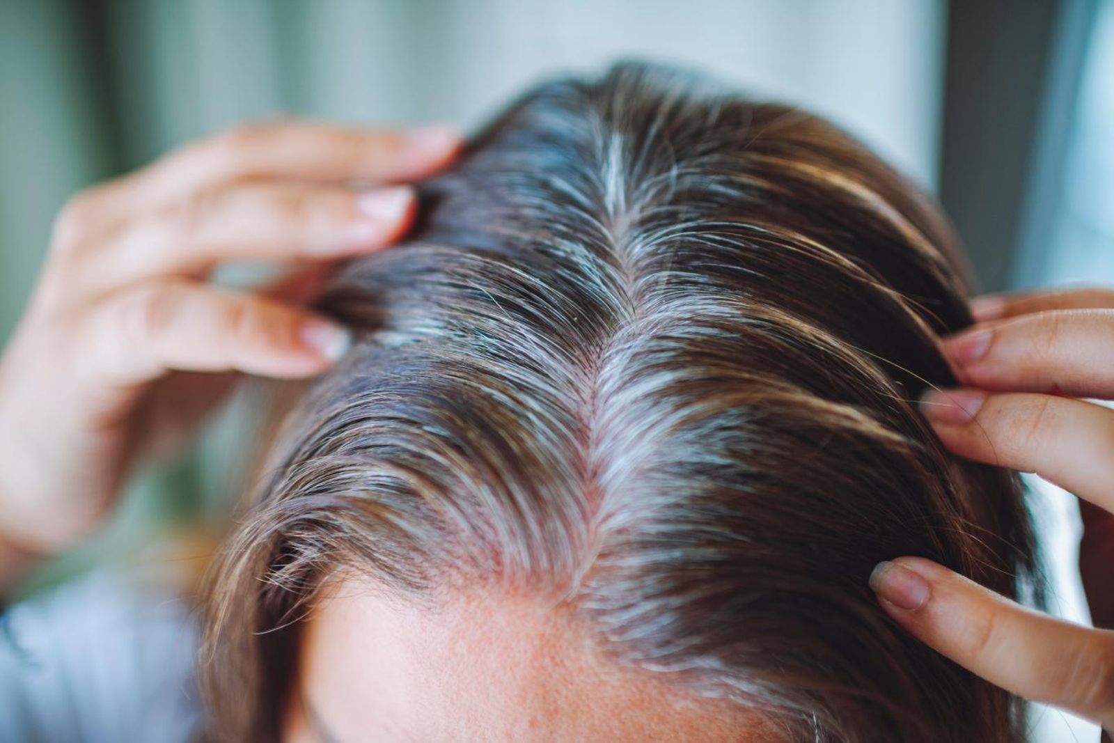 Limpiar el cepillo es esencial para que el pelo no se engrase tan rápido.