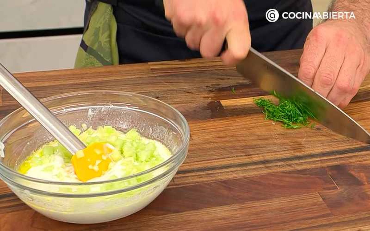 Pica finamente las hojas de menta para la salsa tzatziki