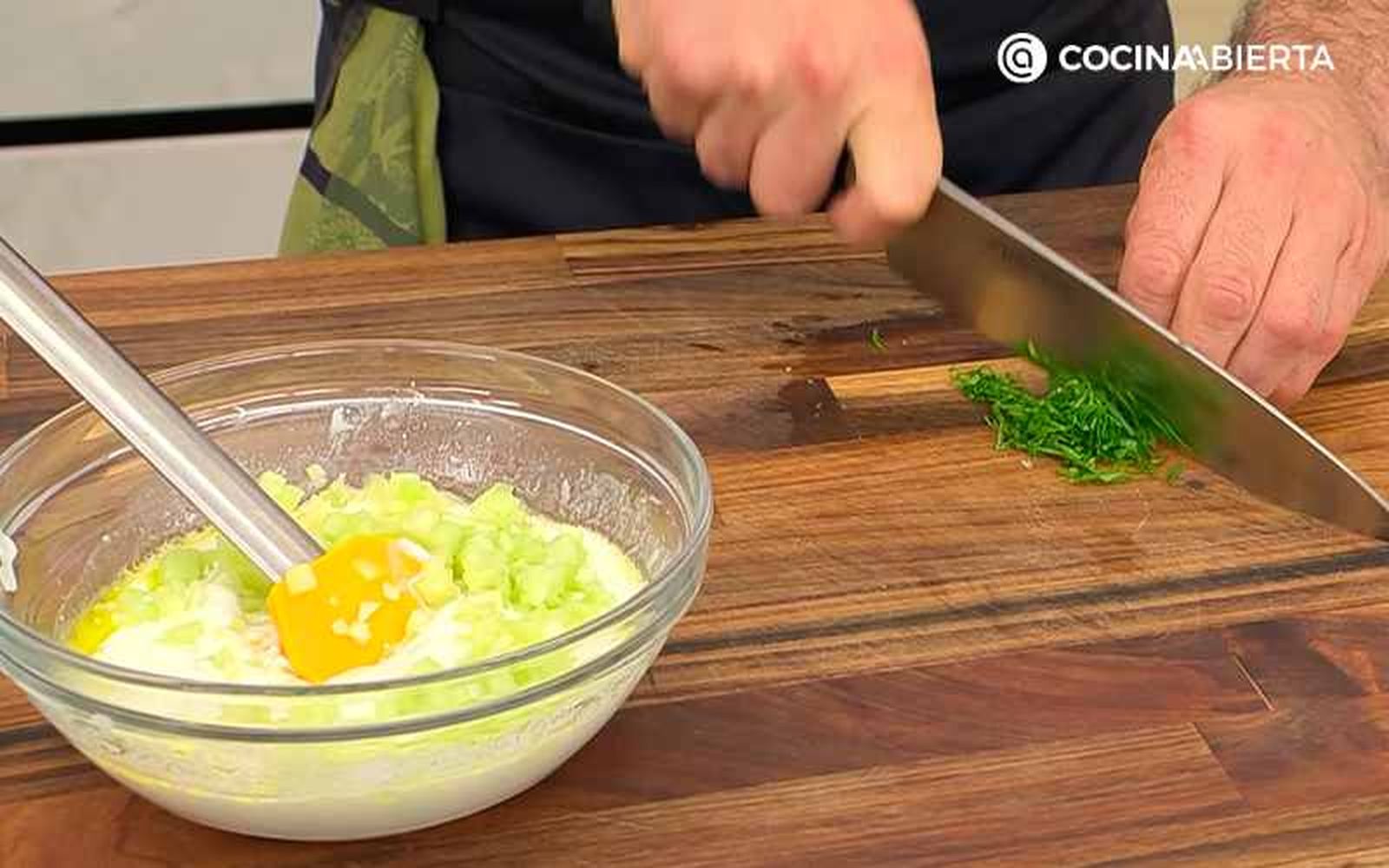 Pica finamente las hojas de menta para la salsa tzatziki
