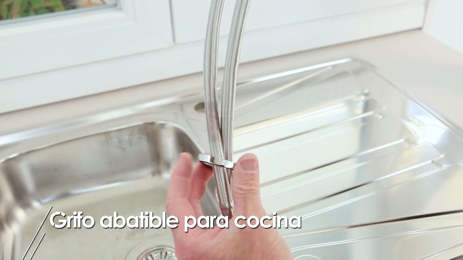 Instalar un grifo abatible de cocina paso 4