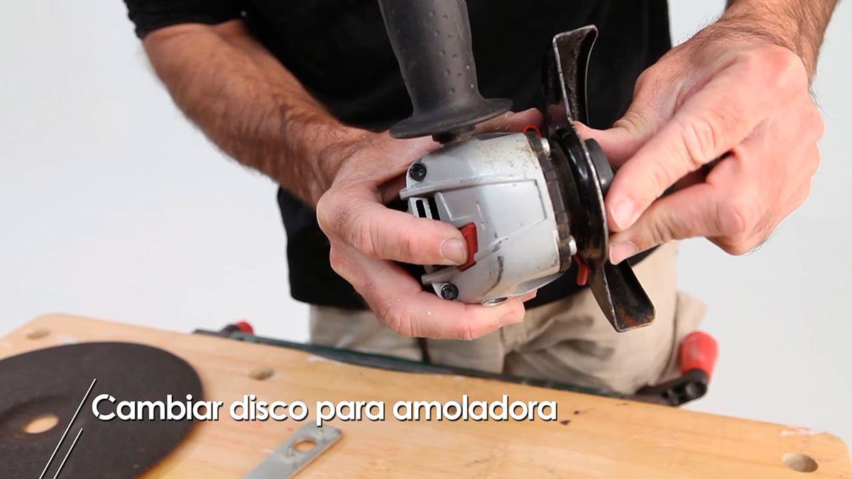 Cómo se coloca el disco en la amoladora
