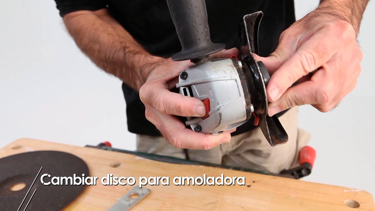 Cómo se coloca el disco en la amoladora