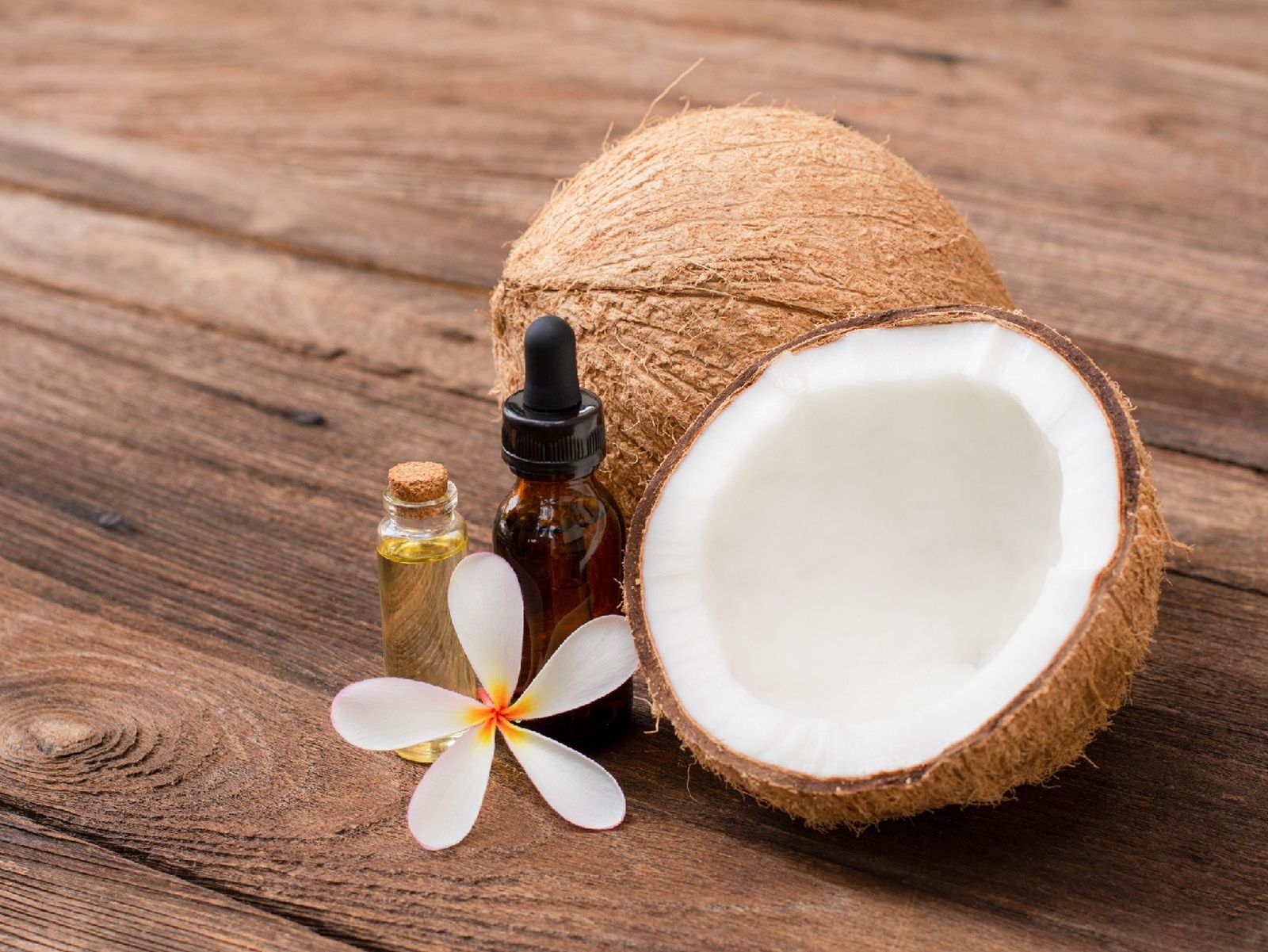 El aceite de coco cintiene múltiples propiedades para tu cabello