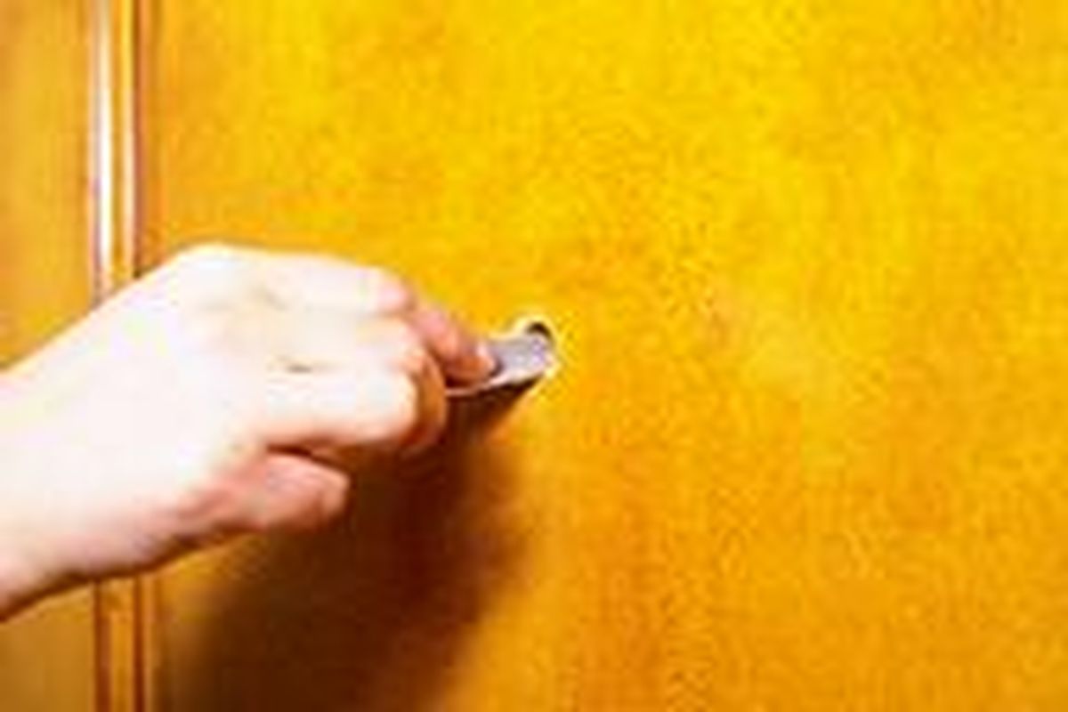 Colocar una mirilla en la puerta de entrada paso 4