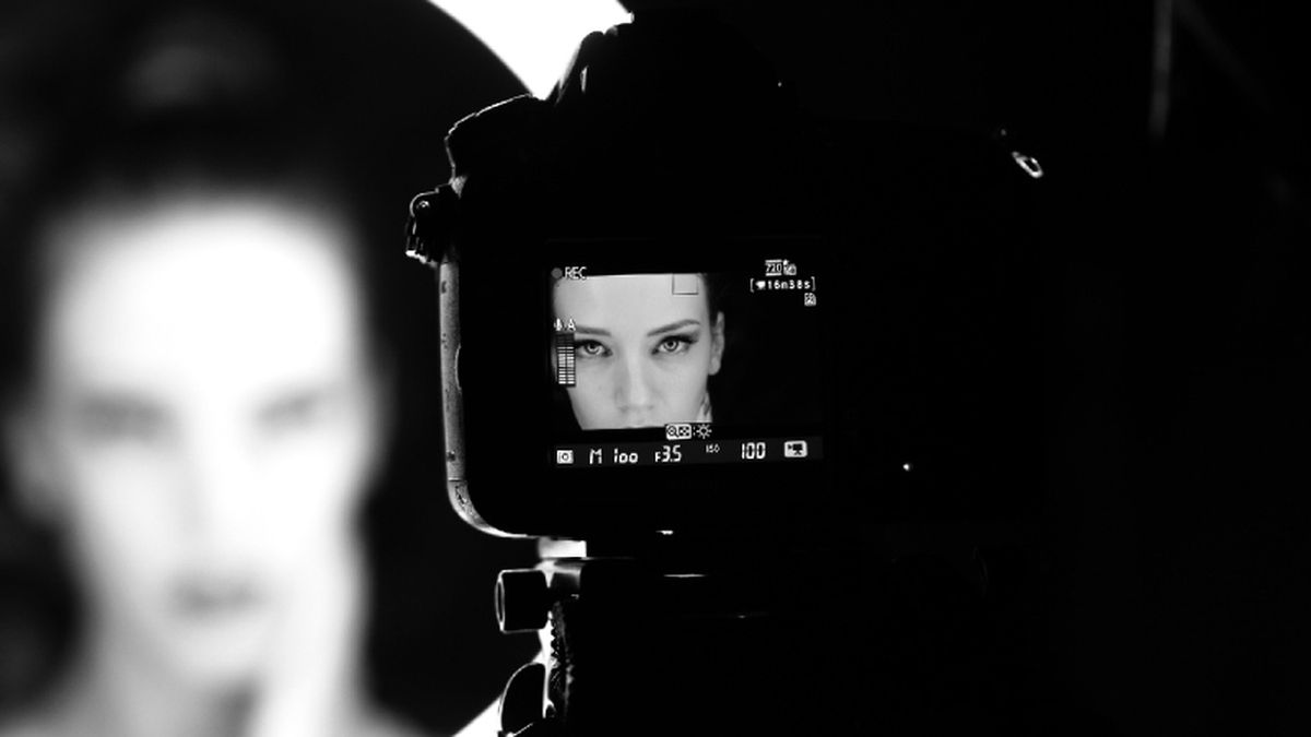 El maquillaje para una sesión de fotos, es más intenso que el que puedes usar diariamente