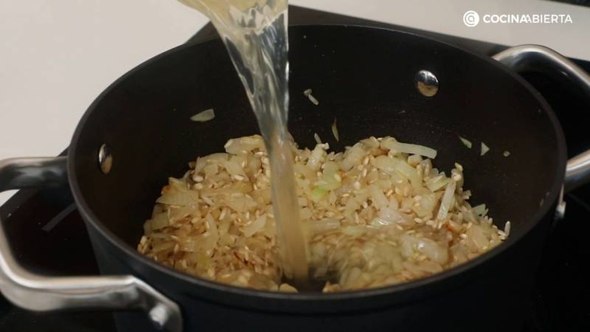Cocina el arroz integral con sofrito de cebolla y caldo
