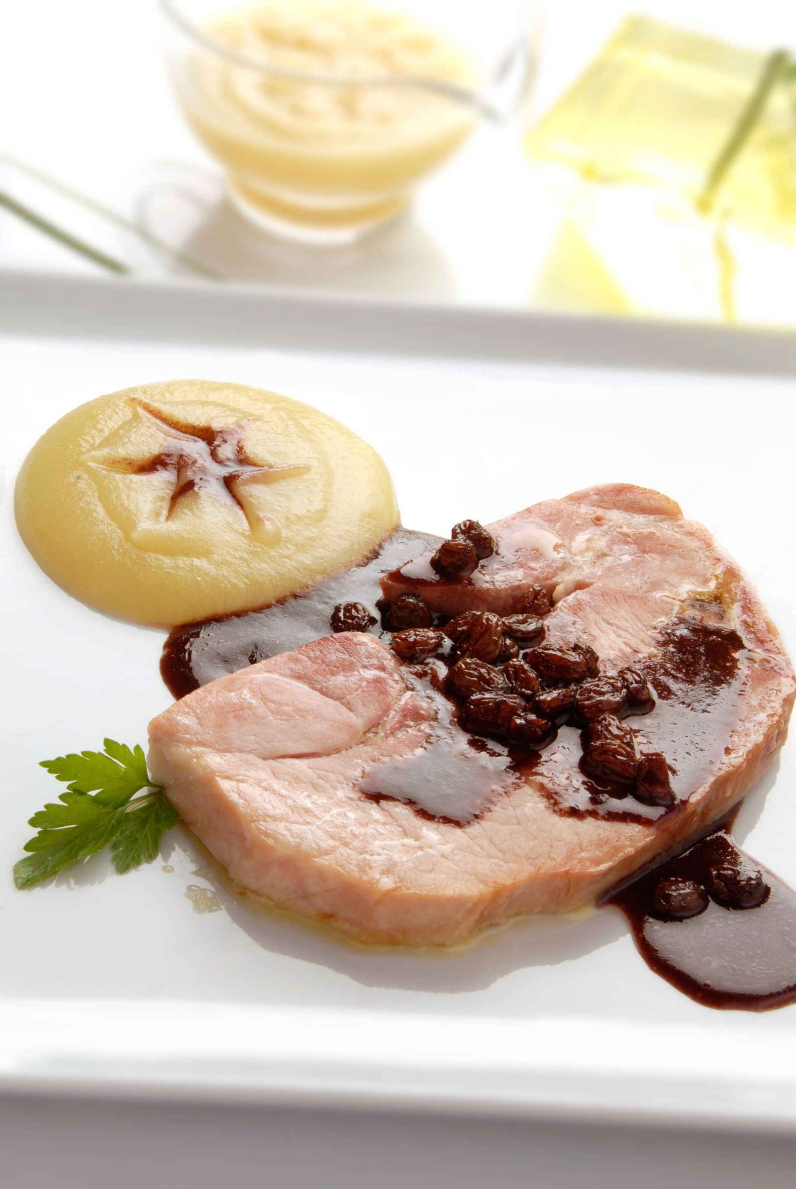 Jamón asado con puré de manzana