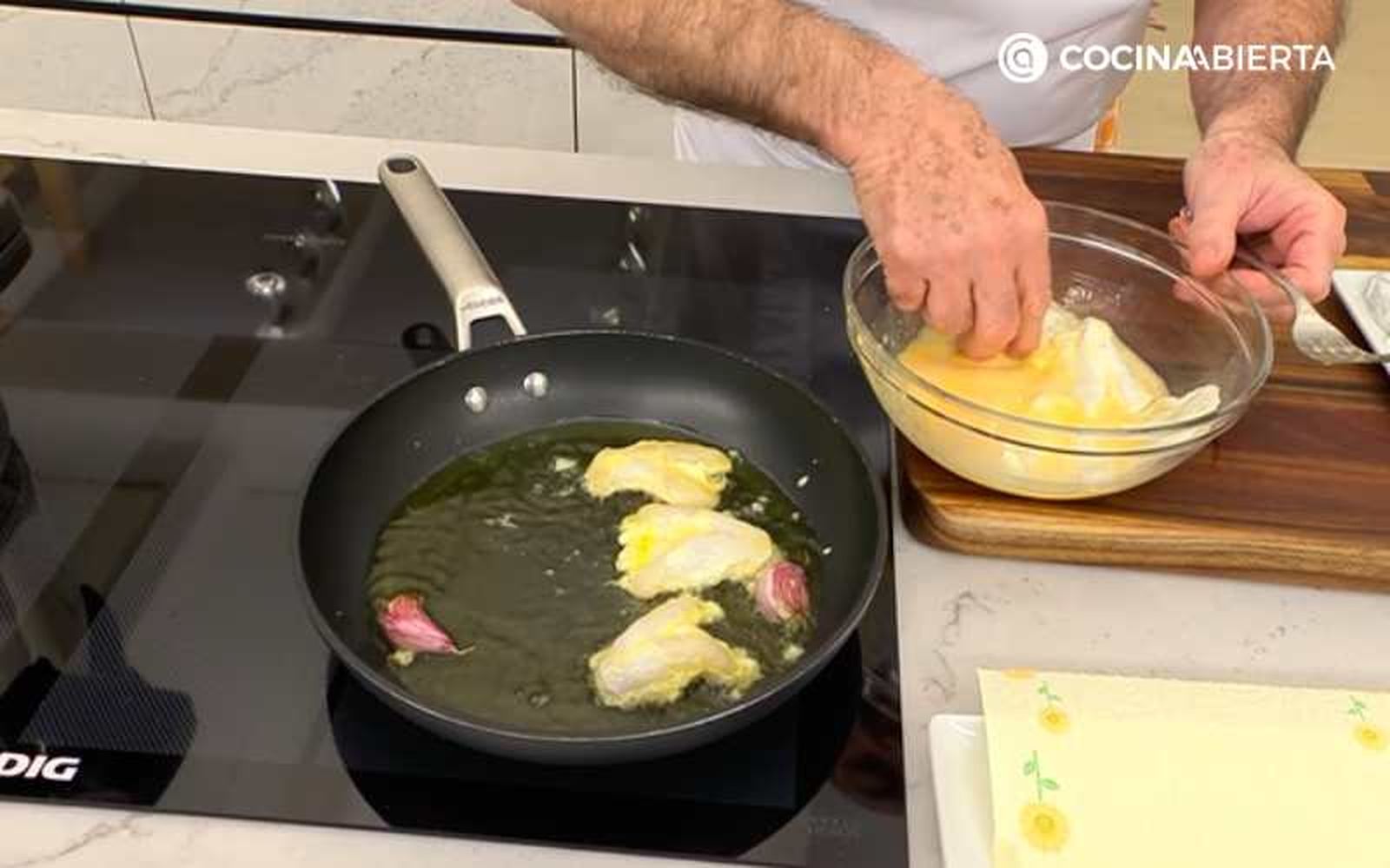 Fríe las kokotxas de bacalao