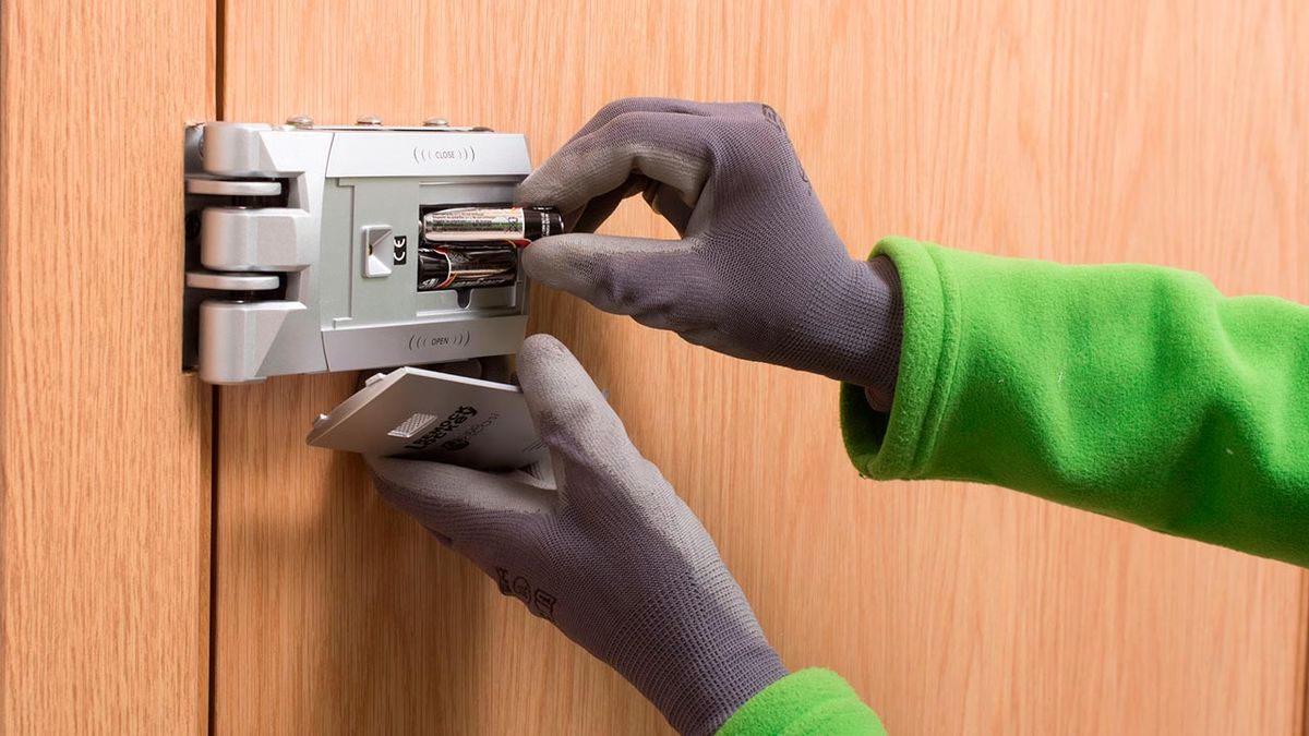Como colocar una cerradura invisible en la puerta en la puerta paso 12
