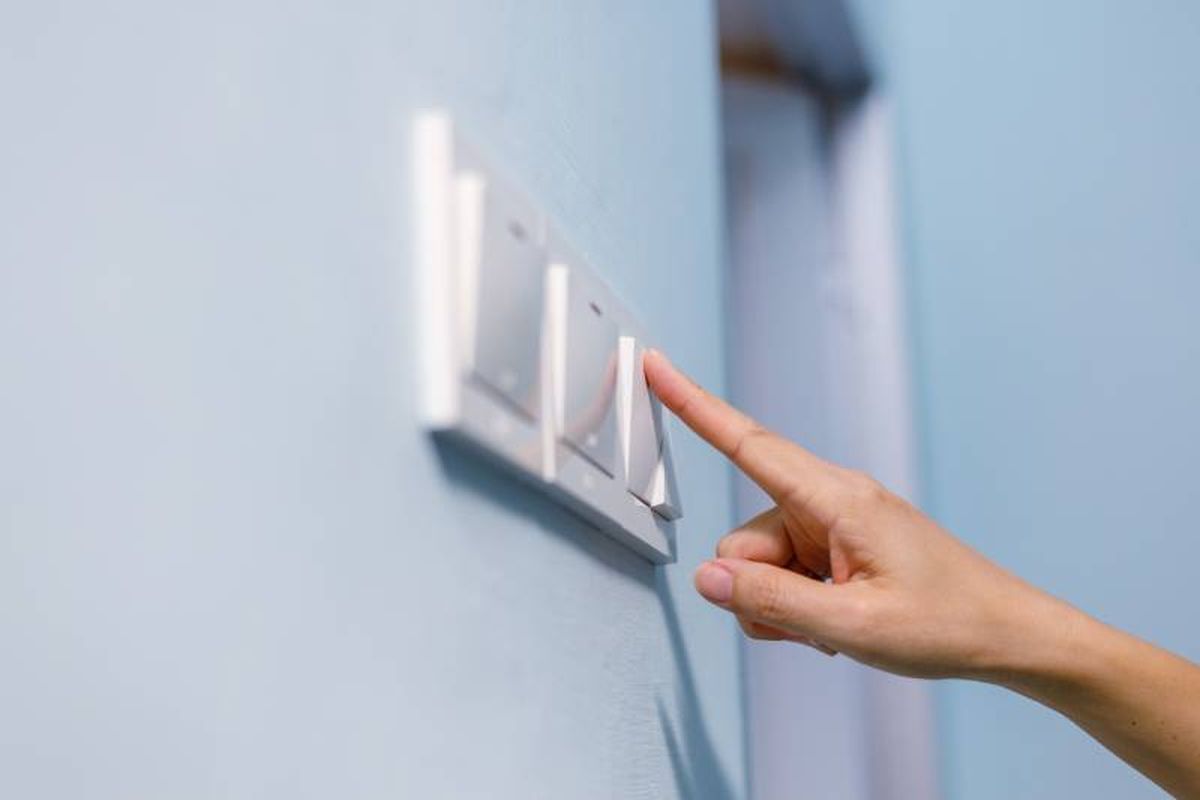 Accionar interruptor de la luz.